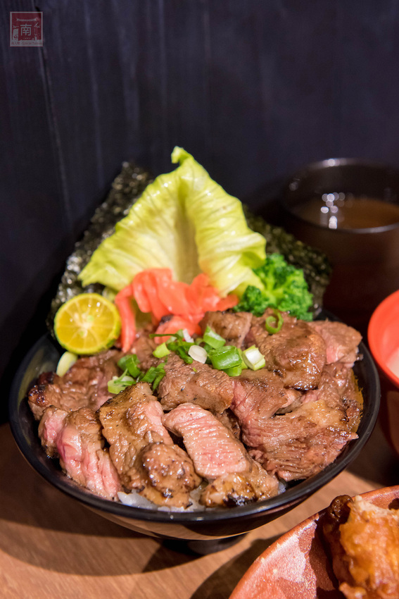 【臺南美食】給你一碗滿滿燒肉蓋住了米飯｜CHOICE等級安格斯黑牛丼飯只要120元｜職人現烤燒肉~~牛丁次郎坊x深夜裡的和魂燒肉丼x台南新都支店 - 南人幫