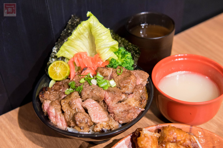 【臺南美食】給你一碗滿滿燒肉蓋住了米飯｜CHOICE等級安格斯黑牛丼飯只要120元｜職人現烤燒肉~~牛丁次郎坊x深夜裡的和魂燒肉丼x台南新都支店 - 南人幫