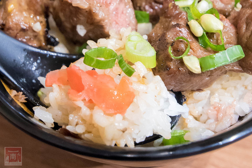【臺南美食】給你一碗滿滿燒肉蓋住了米飯｜CHOICE等級安格斯黑牛丼飯只要120元｜職人現烤燒肉~~牛丁次郎坊x深夜裡的和魂燒肉丼x台南新都支店 - 南人幫
