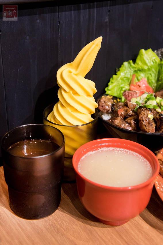 【臺南美食】給你一碗滿滿燒肉蓋住了米飯｜CHOICE等級安格斯黑牛丼飯只要120元｜職人現烤燒肉~~牛丁次郎坊x深夜裡的和魂燒肉丼x台南新都支店 - 南人幫