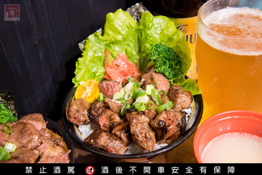 【臺南美食】給你一碗滿滿燒肉蓋住了米飯｜CHOICE等級安格斯黑牛丼飯只要120元｜職人現烤燒肉~~牛丁次郎坊x深夜裡的和魂燒肉丼x台南新都支店 - 南人幫