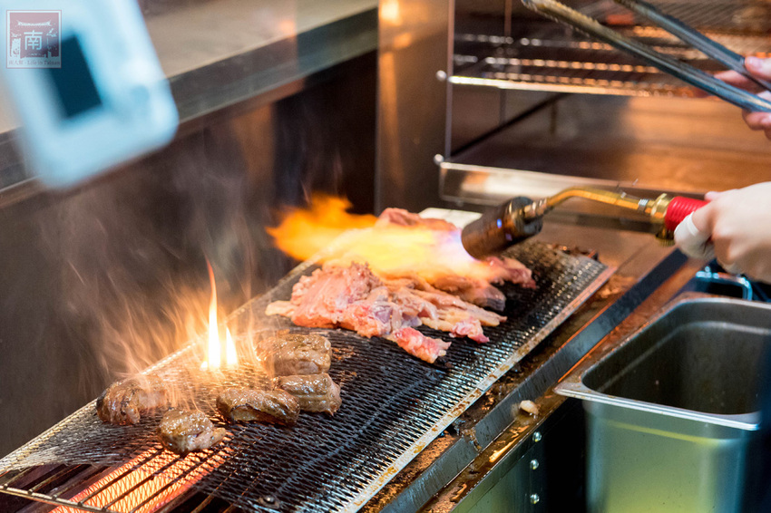【臺南美食】給你一碗滿滿燒肉蓋住了米飯｜CHOICE等級安格斯黑牛丼飯只要120元｜職人現烤燒肉~~牛丁次郎坊x深夜裡的和魂燒肉丼x台南新都支店 - 南人幫