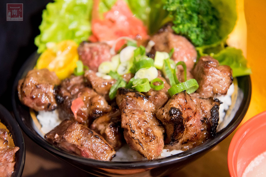 【臺南美食】給你一碗滿滿燒肉蓋住了米飯｜CHOICE等級安格斯黑牛丼飯只要120元｜職人現烤燒肉~~牛丁次郎坊x深夜裡的和魂燒肉丼x台南新都支店 - 南人幫