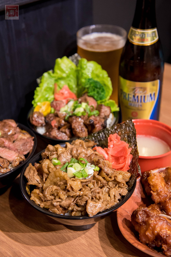 【臺南美食】給你一碗滿滿燒肉蓋住了米飯｜CHOICE等級安格斯黑牛丼飯只要120元｜職人現烤燒肉~~牛丁次郎坊x深夜裡的和魂燒肉丼x台南新都支店 - 南人幫