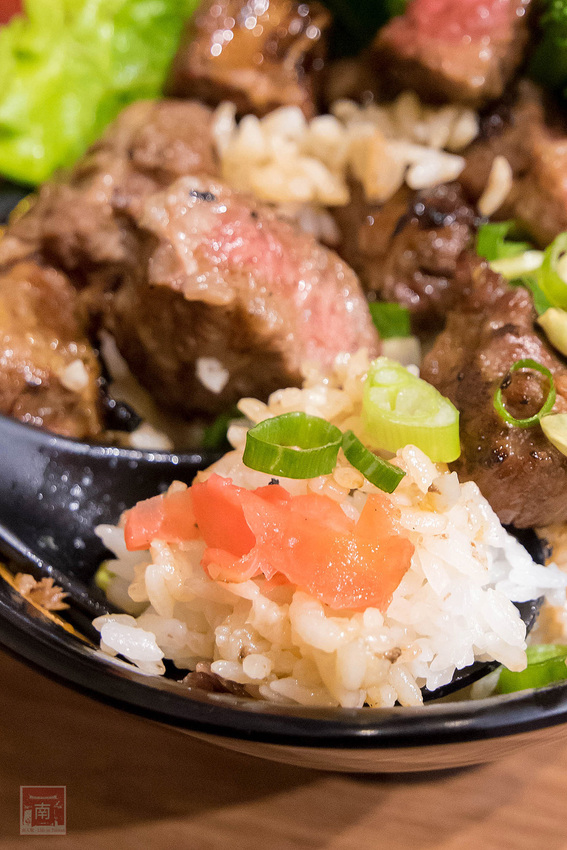 【臺南美食】給你一碗滿滿燒肉蓋住了米飯｜CHOICE等級安格斯黑牛丼飯只要120元｜職人現烤燒肉~~牛丁次郎坊x深夜裡的和魂燒肉丼x台南新都支店 - 南人幫