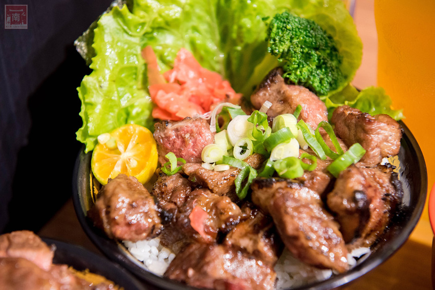 【臺南美食】給你一碗滿滿燒肉蓋住了米飯｜CHOICE等級安格斯黑牛丼飯只要120元｜職人現烤燒肉~~牛丁次郎坊x深夜裡的和魂燒肉丼x台南新都支店 - 南人幫