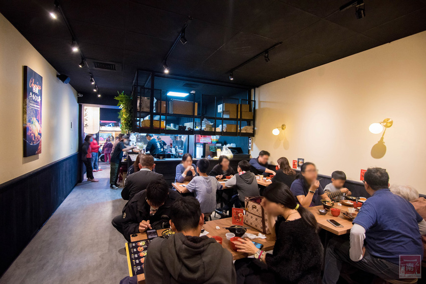 【臺南美食】給你一碗滿滿燒肉蓋住了米飯｜CHOICE等級安格斯黑牛丼飯只要120元｜職人現烤燒肉~~牛丁次郎坊x深夜裡的和魂燒肉丼x台南新都支店 - 南人幫