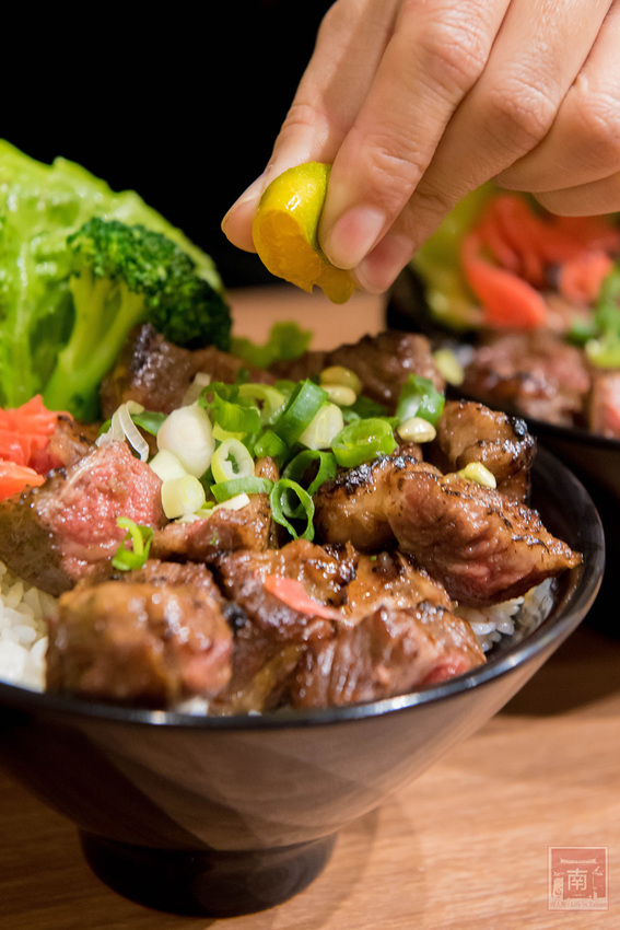 【臺南美食】給你一碗滿滿燒肉蓋住了米飯｜CHOICE等級安格斯黑牛丼飯只要120元｜職人現烤燒肉~~牛丁次郎坊x深夜裡的和魂燒肉丼x台南新都支店 - 南人幫