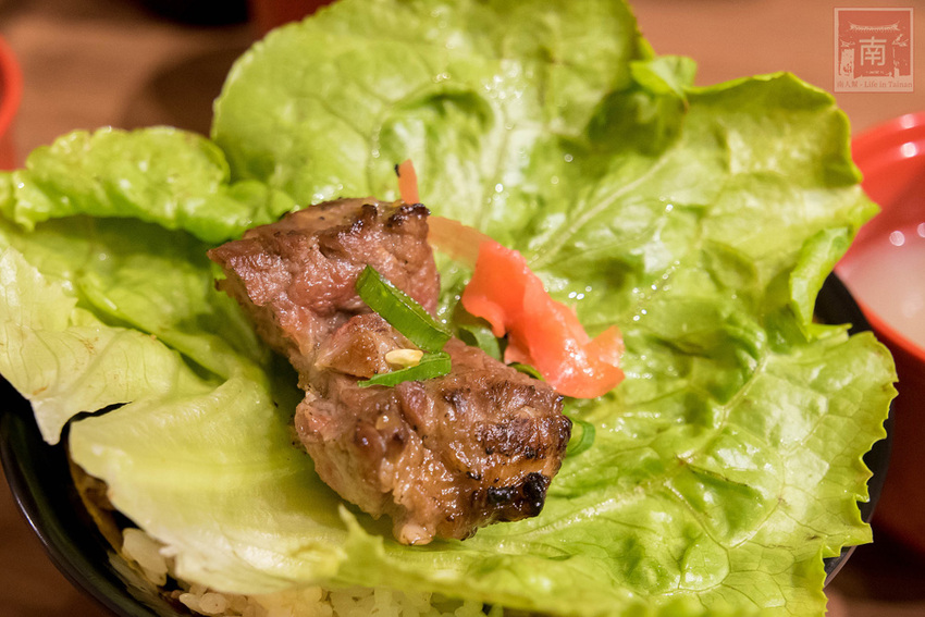 【臺南美食】給你一碗滿滿燒肉蓋住了米飯｜CHOICE等級安格斯黑牛丼飯只要120元｜職人現烤燒肉~~牛丁次郎坊x深夜裡的和魂燒肉丼x台南新都支店 - 南人幫