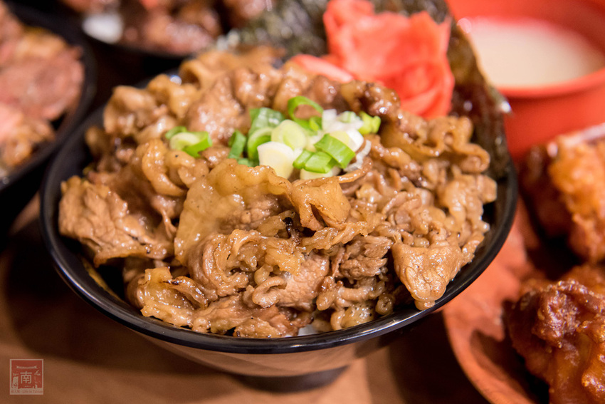 【臺南美食】給你一碗滿滿燒肉蓋住了米飯｜CHOICE等級安格斯黑牛丼飯只要120元｜職人現烤燒肉~~牛丁次郎坊x深夜裡的和魂燒肉丼x台南新都支店 - 南人幫