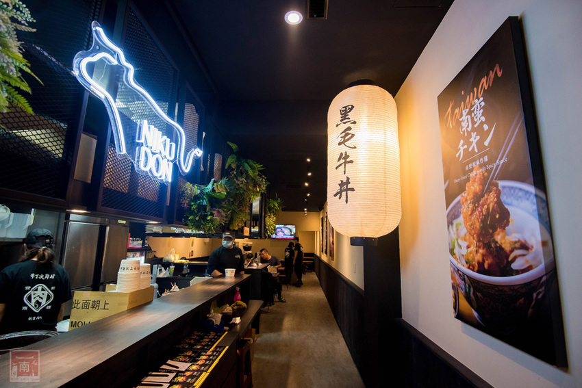 【臺南美食】給你一碗滿滿燒肉蓋住了米飯｜CHOICE等級安格斯黑牛丼飯只要120元｜職人現烤燒肉~~牛丁次郎坊x深夜裡的和魂燒肉丼x台南新都支店 - 南人幫