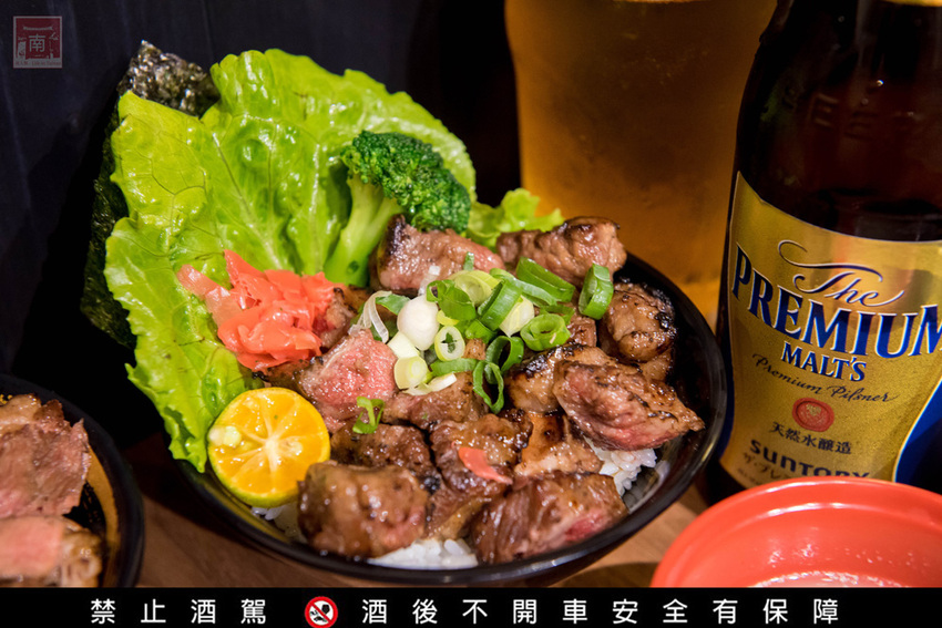 【臺南美食】給你一碗滿滿燒肉蓋住了米飯｜CHOICE等級安格斯黑牛丼飯只要120元｜職人現烤燒肉~~牛丁次郎坊x深夜裡的和魂燒肉丼x台南新都支店 - 南人幫