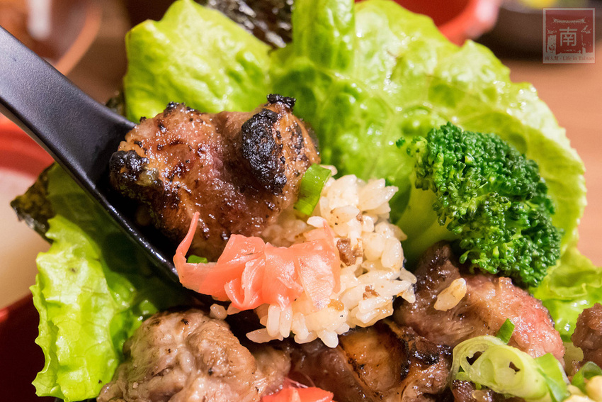 【臺南美食】給你一碗滿滿燒肉蓋住了米飯｜CHOICE等級安格斯黑牛丼飯只要120元｜職人現烤燒肉~~牛丁次郎坊x深夜裡的和魂燒肉丼x台南新都支店 - 南人幫