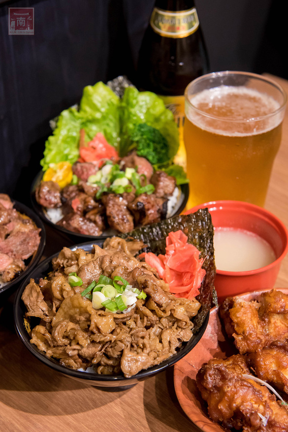 【臺南美食】給你一碗滿滿燒肉蓋住了米飯｜CHOICE等級安格斯黑牛丼飯只要120元｜職人現烤燒肉~~牛丁次郎坊x深夜裡的和魂燒肉丼x台南新都支店 - 南人幫