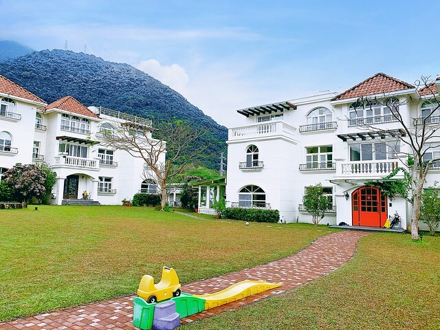 花蓮親子民宿推薦｜山丘洋房｜玻璃屋沙坑遊戲區、游泳池、溜滑梯房｜我喜歡的鄉村風，肯定會再回訪