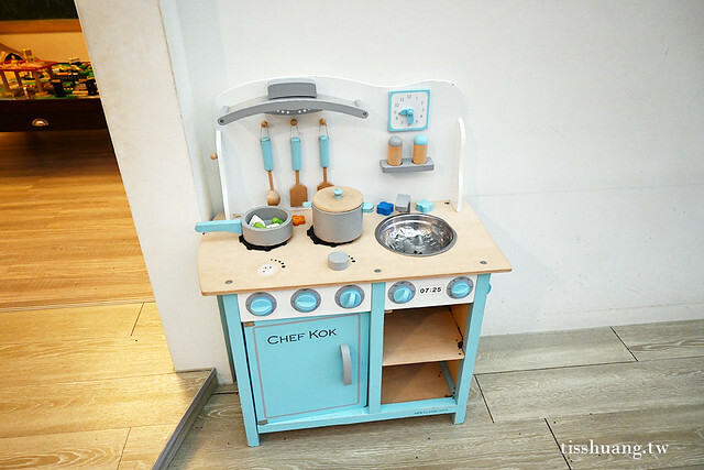 花蓮親子民宿推薦｜山丘洋房｜玻璃屋沙坑遊戲區、游泳池、溜滑梯房｜我喜歡的鄉村風，肯定會再回訪