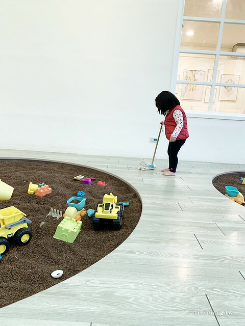 花蓮親子民宿推薦｜山丘洋房｜玻璃屋沙坑遊戲區、游泳池、溜滑梯房｜我喜歡的鄉村風，肯定會再回訪