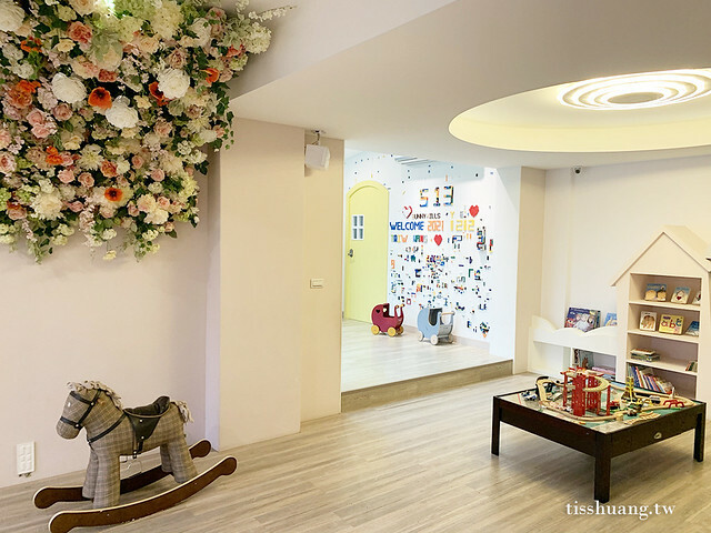 花蓮親子民宿推薦｜山丘洋房｜玻璃屋沙坑遊戲區、游泳池、溜滑梯房｜我喜歡的鄉村風，肯定會再回訪