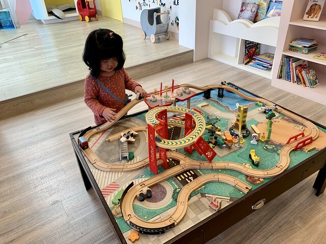 花蓮親子民宿推薦｜山丘洋房｜玻璃屋沙坑遊戲區、游泳池、溜滑梯房｜我喜歡的鄉村風，肯定會再回訪