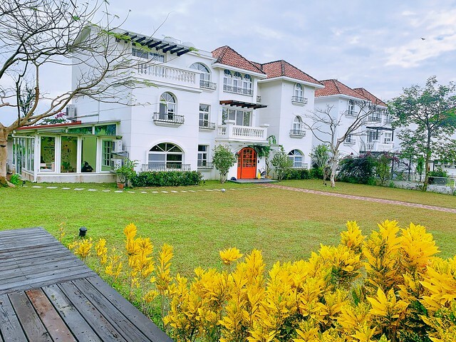 花蓮親子民宿推薦｜山丘洋房｜玻璃屋沙坑遊戲區、游泳池、溜滑梯房｜我喜歡的鄉村風，肯定會再回訪