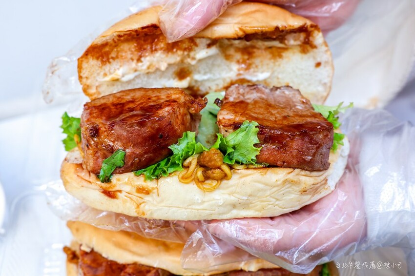 台北市中山區【台北早餐】押果炒麵麵包,菜單新品極.炙燒肉炒麵麵包推薦