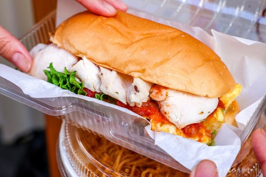 台北市中山區【台北早餐】押果炒麵麵包,菜單新品極.炙燒肉炒麵麵包推薦