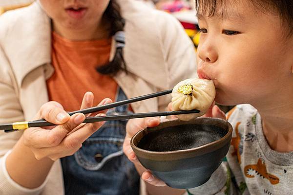 【蘆洲美食】澤字號粿舖-奢侈度爆表！金箔松露口味的現做小籠湯包，還有6種不同顏色的美味燒賣，值得推薦的港式料理店