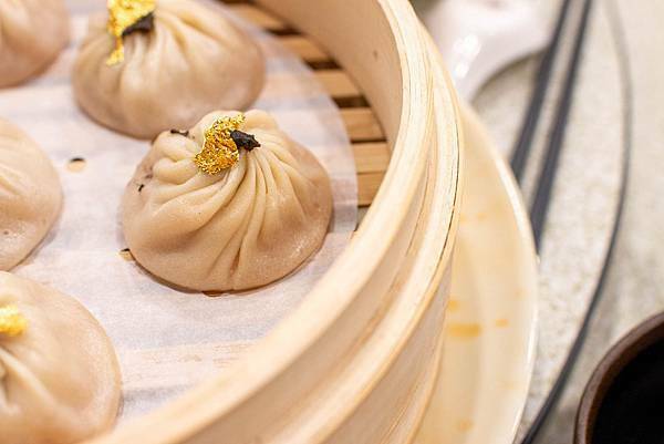 【蘆洲美食】澤字號粿舖-奢侈度爆表！金箔松露口味的現做小籠湯包，還有6種不同顏色的美味燒賣，值得推薦的港式料理店