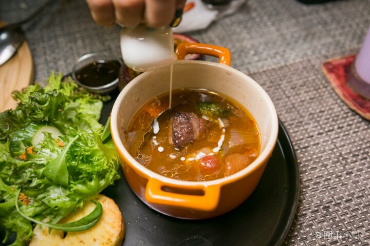 馬祖新村美食-YA bistro，一間集美味餐點與優閒氛圍於一身的法式鄉村餐館。如果在馬祖新村逛累了，來YA坐坐吧。桃園中壢美食推薦 @圍事小哥的幸福相框