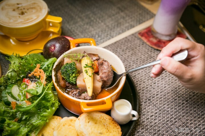 馬祖新村美食-YA bistro，一間集美味餐點與優閒氛圍於一身的法式鄉村餐館。如果在馬祖新村逛累了，來YA坐坐吧。桃園中壢美食推薦 @圍事小哥的幸福相框