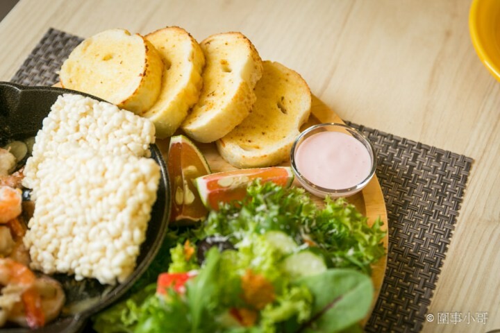 馬祖新村美食-YA bistro，一間集美味餐點與優閒氛圍於一身的法式鄉村餐館。如果在馬祖新村逛累了，來YA坐坐吧。桃園中壢美食推薦 @圍事小哥的幸福相框