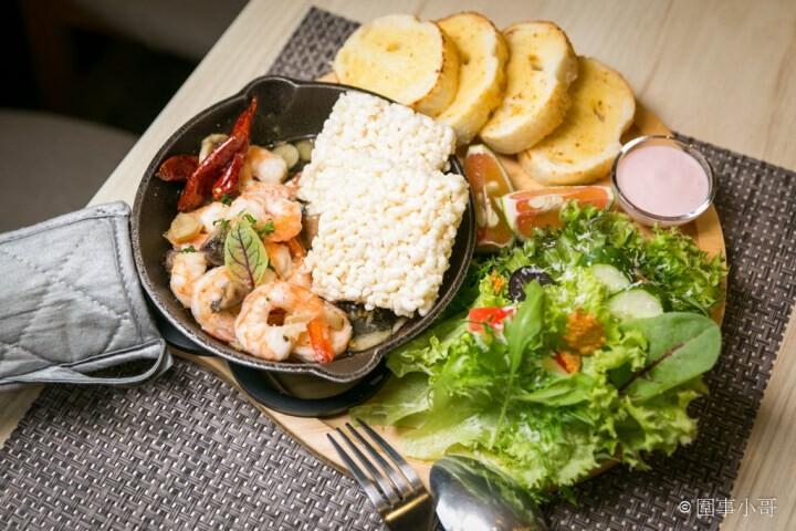 馬祖新村美食-YA bistro，一間集美味餐點與優閒氛圍於一身的法式鄉村餐館。如果在馬祖新村逛累了，來YA坐坐吧。桃園中壢美食推薦 @圍事小哥的幸福相框