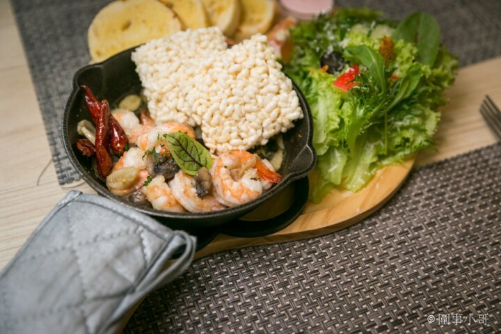 馬祖新村美食-YA bistro，一間集美味餐點與優閒氛圍於一身的法式鄉村餐館。如果在馬祖新村逛累了，來YA坐坐吧。桃園中壢美食推薦 @圍事小哥的幸福相框