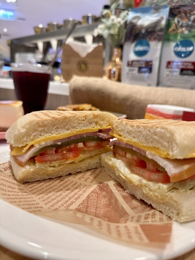 台北。信義︱市政府站:torajastar cafe手工單孔咖啡沖泡座︱簡餐蛋糕下午茶的好地方︱信義新光三越