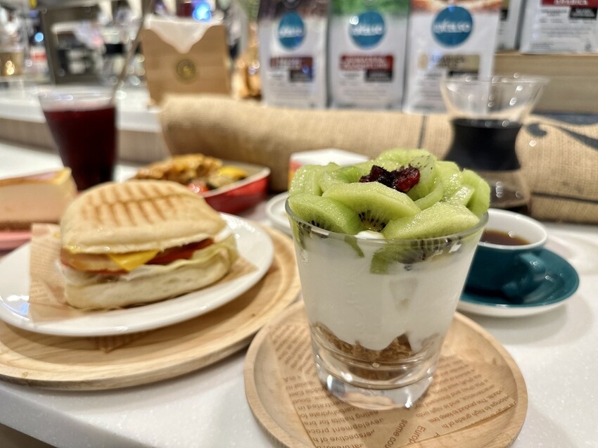 台北。信義︱市政府站:torajastar cafe手工單孔咖啡沖泡座︱簡餐蛋糕下午茶的好地方︱信義新光三越