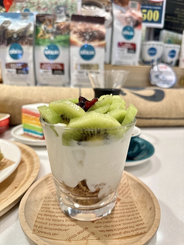 台北。信義︱市政府站:torajastar cafe手工單孔咖啡沖泡座︱簡餐蛋糕下午茶的好地方︱信義新光三越