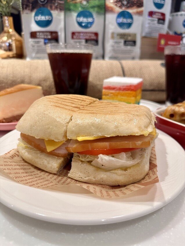 台北。信義︱市政府站:torajastar cafe手工單孔咖啡沖泡座︱簡餐蛋糕下午茶的好地方︱信義新光三越