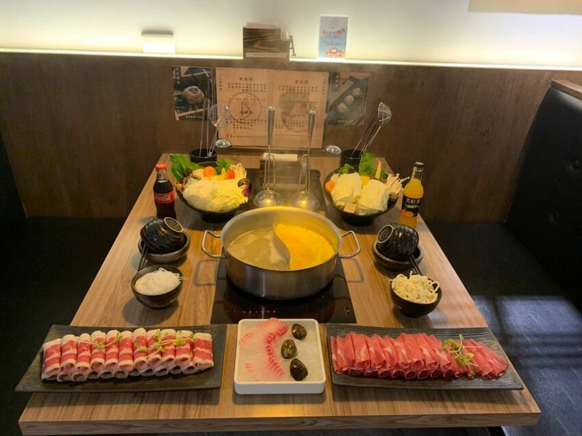 台北｜行天宮 撈啥鍋物 南瓜牛奶鍋香濃滑順 一年四季都是你的吃鍋日！