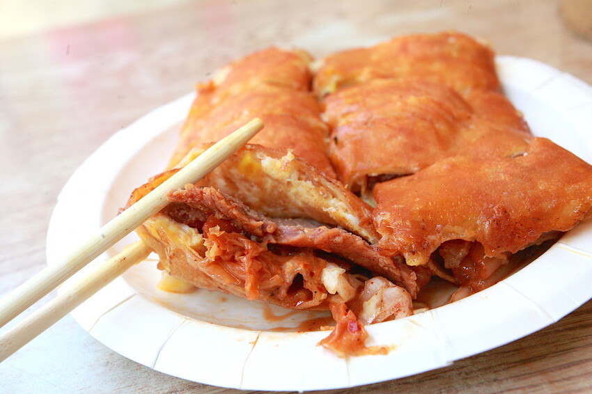 台南市中西區吃。台南市|中西區。「可香巢」隱身在家齊女中附近熱門蛋餅店,採用起司包覆餅皮超獨特的蛋餅「可香巢」。