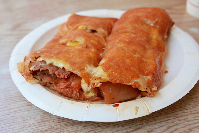 台南市中西區吃。台南市|中西區。「可香巢」隱身在家齊女中附近熱門蛋餅店,採用起司包覆餅皮超獨特的蛋餅「可香巢」。