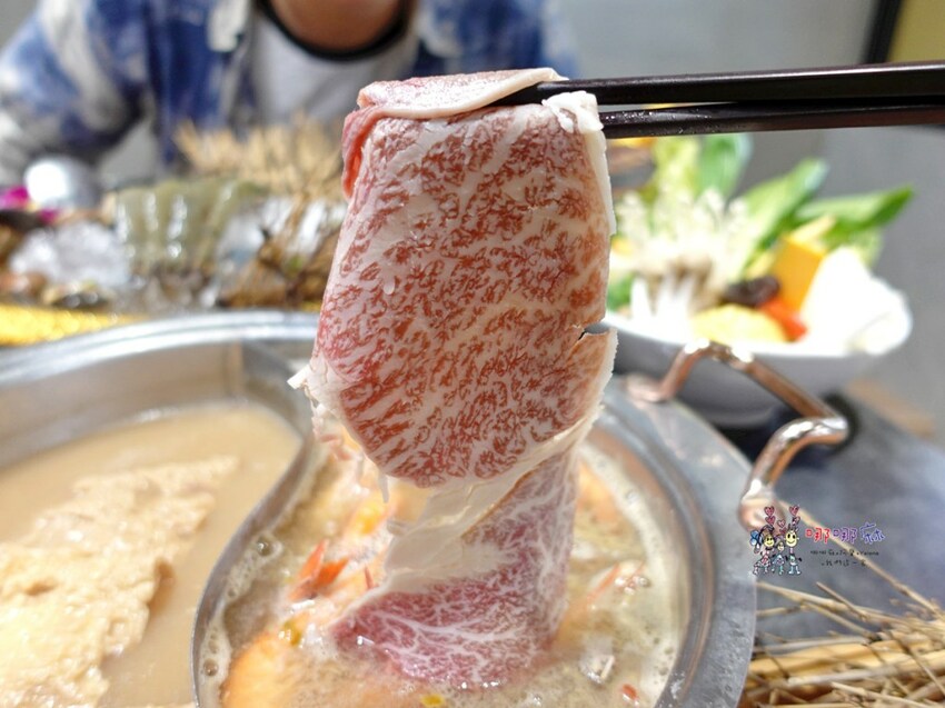 桃園南崁火鍋店進門先送一盤肉，還有自助吧免費吃到飽！壽喜牛飯豪好吃 | 哪哪麻