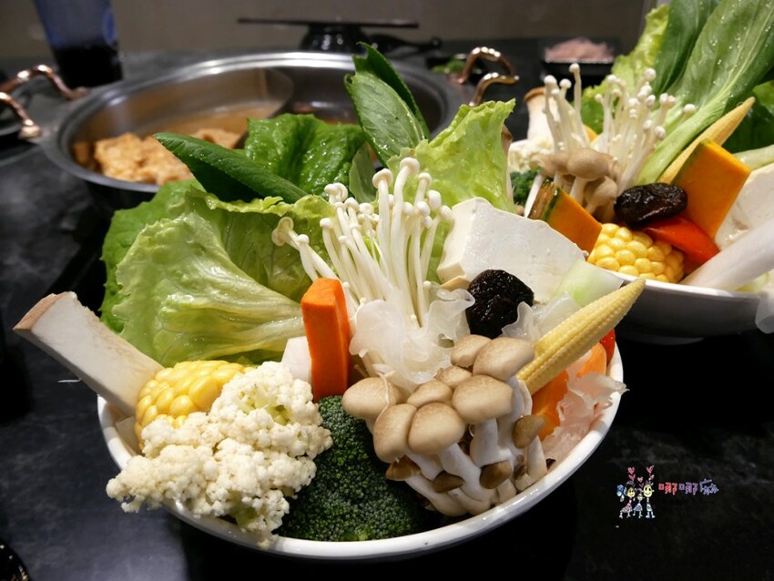 桃園南崁火鍋店進門先送一盤肉，還有自助吧免費吃到飽！壽喜牛飯豪好吃 | 哪哪麻