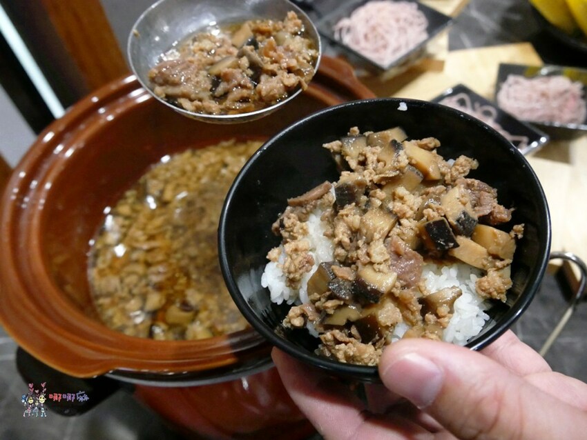 桃園南崁火鍋店進門先送一盤肉，還有自助吧免費吃到飽！壽喜牛飯豪好吃 | 哪哪麻