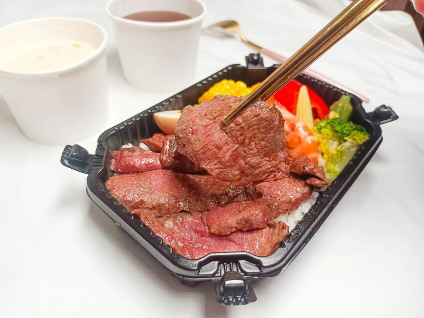 在家花少少的錢就可以吃得到冷藏牛搭配12種蔬菜補充滿滿的營養-鬥炙原味炙燒牛排(中和店)