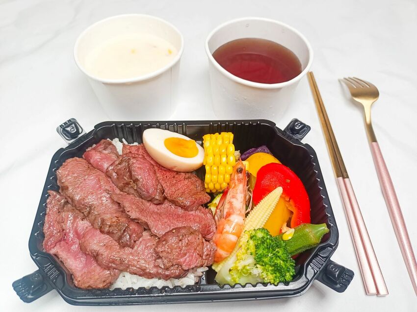 在家花少少的錢就可以吃得到冷藏牛搭配12種蔬菜補充滿滿的營養-鬥炙原味炙燒牛排(中和店)