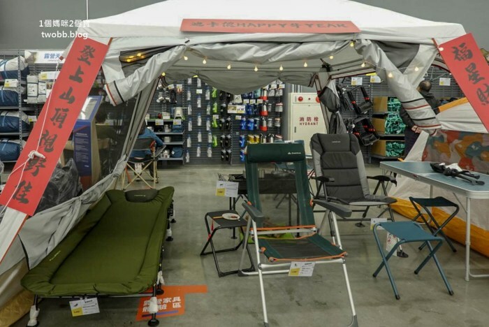 【新北景點| 迪卡儂三重旗艦店-雙北市面積最大旗艦店,互動式運動裝置體驗單車、跑步運動,也有VR大螢幕體驗球類運動。 - 1個媽咪2個寶