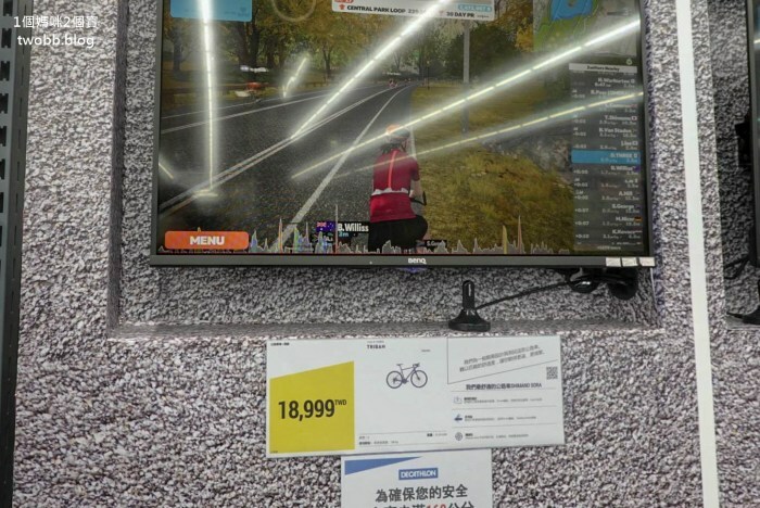 【新北景點| 迪卡儂三重旗艦店-雙北市面積最大旗艦店,互動式運動裝置體驗單車、跑步運動,也有VR大螢幕體驗球類運動。 - 1個媽咪2個寶