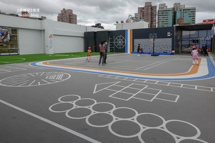 【新北景點| 迪卡儂三重旗艦店-雙北市面積最大旗艦店,互動式運動裝置體驗單車、跑步運動,也有VR大螢幕體驗球類運動。 - 1個媽咪2個寶