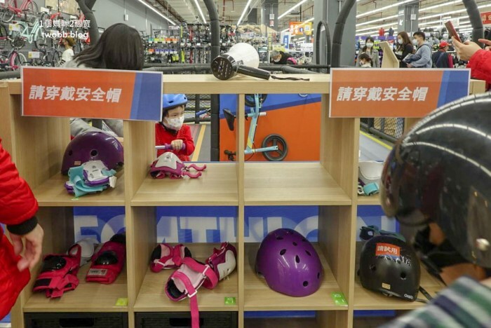 【新北景點| 迪卡儂三重旗艦店-雙北市面積最大旗艦店,互動式運動裝置體驗單車、跑步運動,也有VR大螢幕體驗球類運動。 - 1個媽咪2個寶