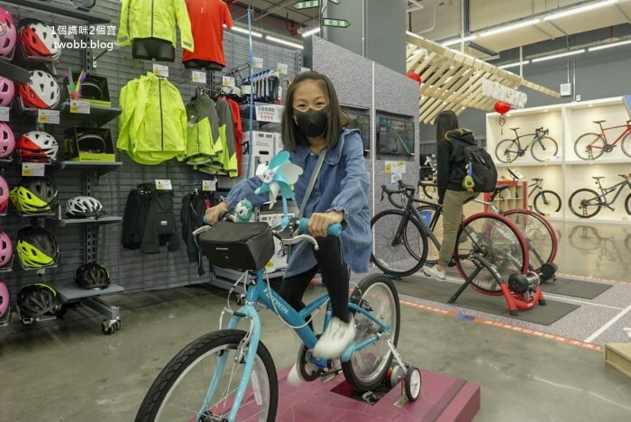 【新北景點| 迪卡儂三重旗艦店-雙北市面積最大旗艦店,互動式運動裝置體驗單車、跑步運動,也有VR大螢幕體驗球類運動。 - 1個媽咪2個寶